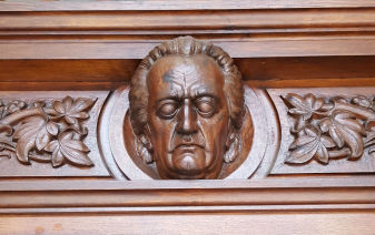 Geschnitztes Goethe-Halbrelief über dem Haupteingang des Goethe-Gymnasiums in Ludwigsburg